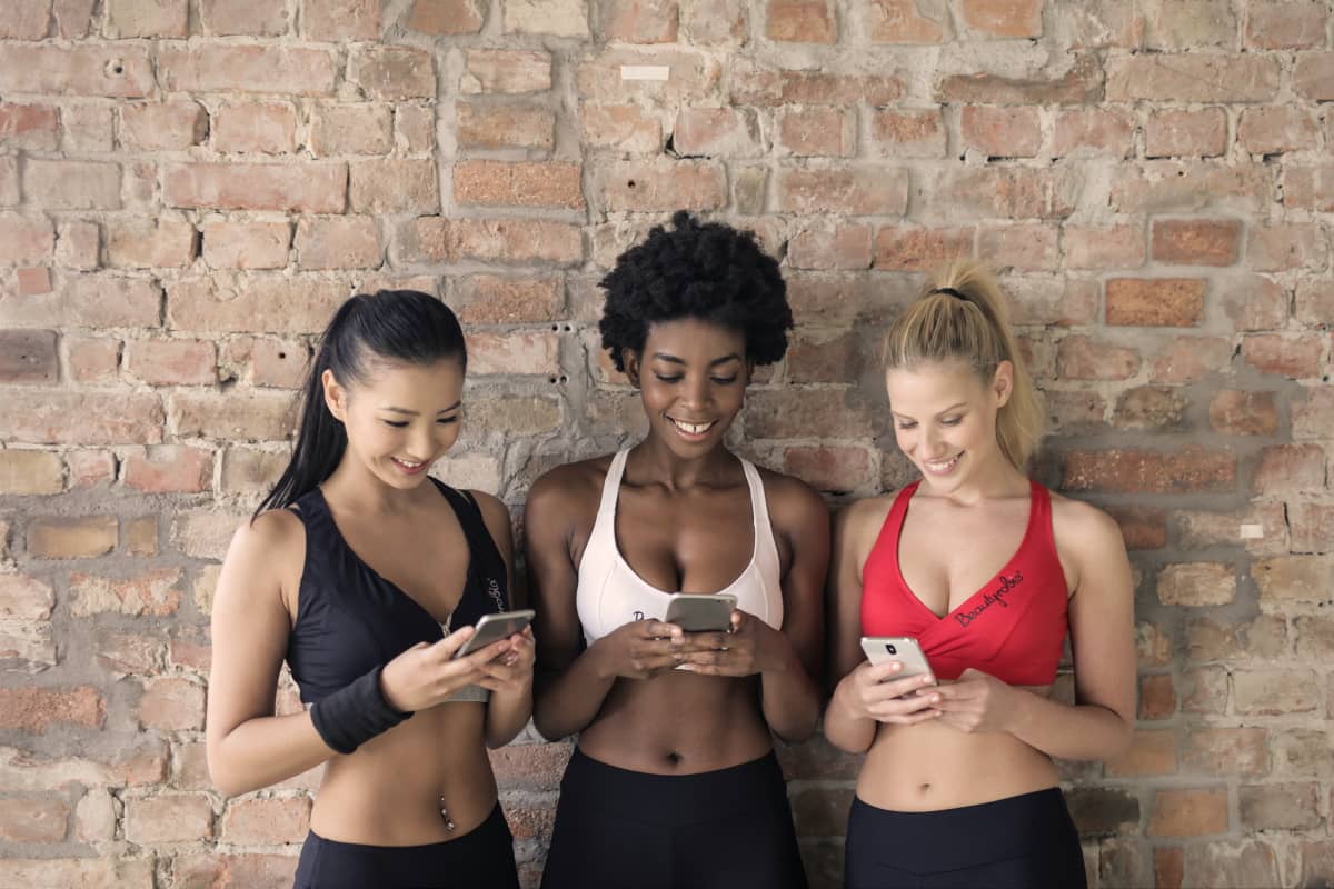 3 femmes en tenue de sport avec smarpthone, chacune ravie de son forfait YouPrice, sur le réseau Orange