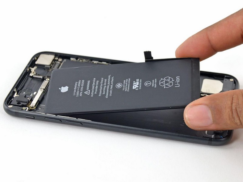 Une batterie d'iPhone en cours de changement