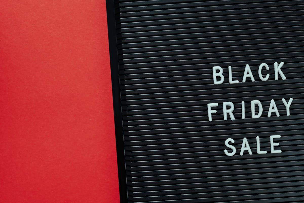 Panneau noir "Black Friday Sale", et iPhone à -20% chez Rakuten