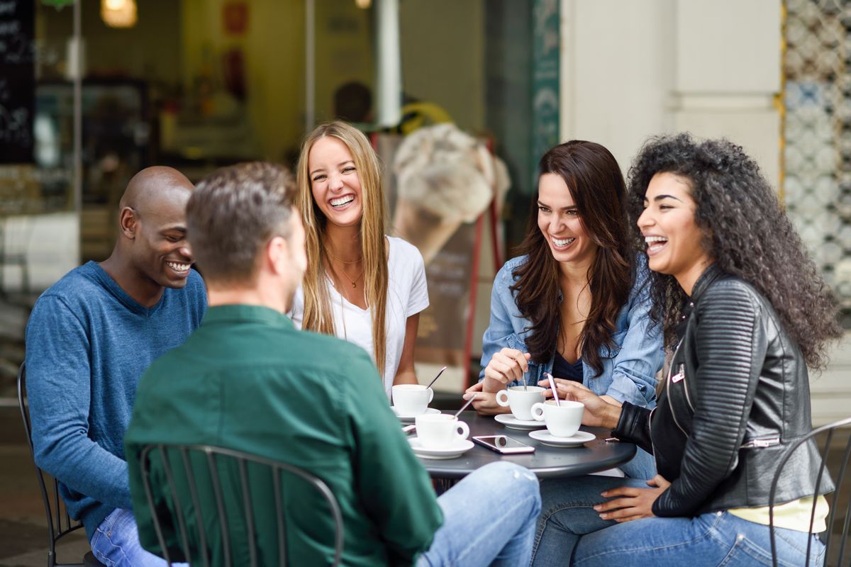 Amis en terrasse, avec chaun un forfait sympa adapté à ses besoins et pas cher