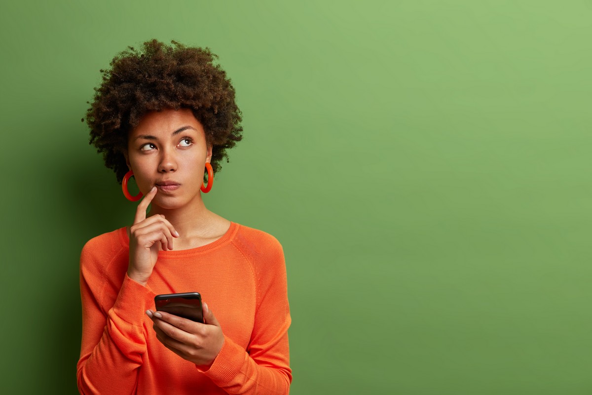 Femme sur fond vert se demande en quoi le Galaxy A15 est un super smartphone
