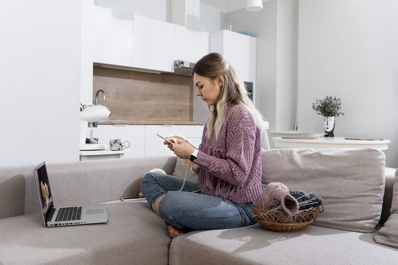 Une femme veut ouvrier une ligne internet dans son nouveau logement