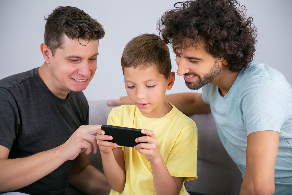 Un couple et leur enfant sur son téléphone.