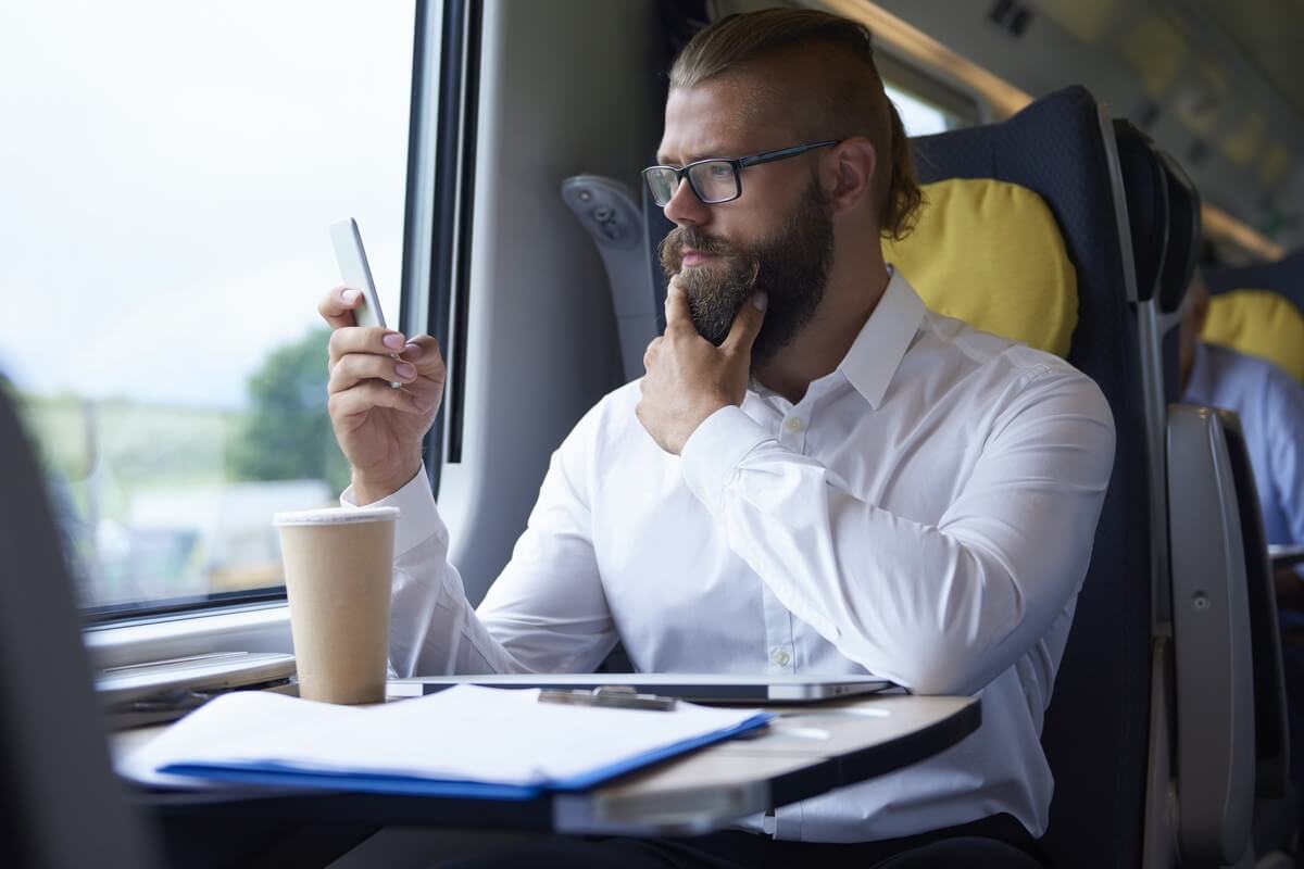 Un homme partage sa connexion 5G dans le train pour travailler sur son PC