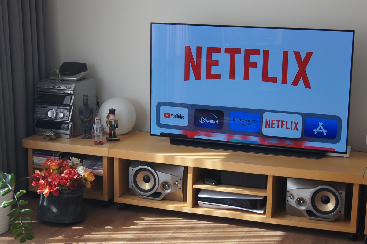 Netflix sur une smart TV connectée dans un salon