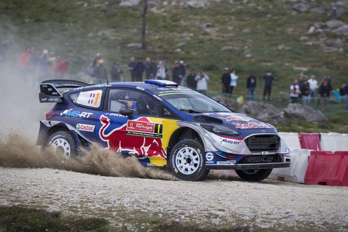 Une voiture de rally-cross de l'équipe Red Bull lors d'une épreuve de WRC