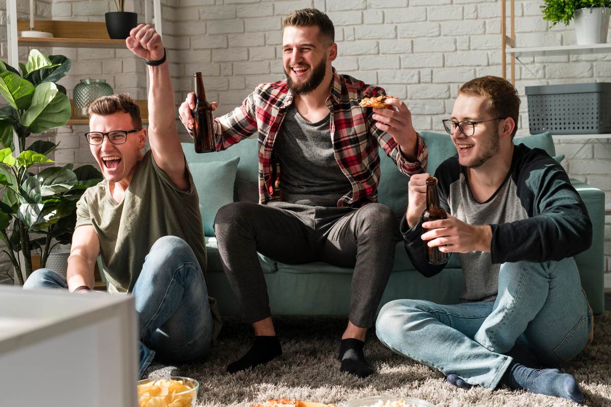 3 amis regardant du sport à la TV