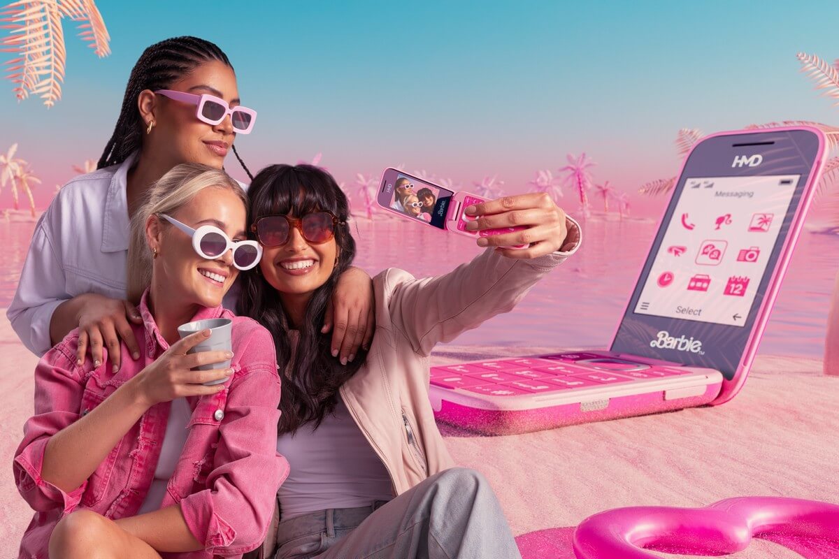 3 Filles avec le téléphone rose à clapet Barbie de HMD