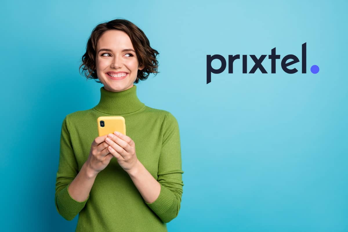 Femme avec smartphone sourit au logo de Prixtel car il offre des supers forfaits pas chers en 5G