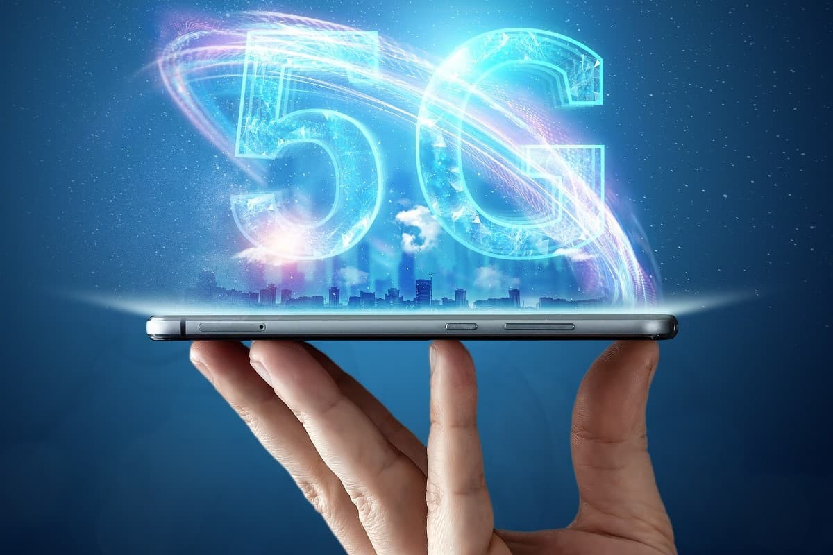 Smartphone posé sur main avec logo 5G au-dessus, car super forfait "Le Cloud" de YouPrice de 160 Go à moins de 10€ sur le réseau d'Orange