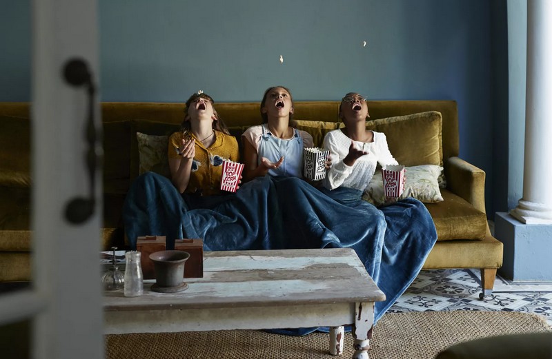 Des enfants regardent un film à la TV dans un salon